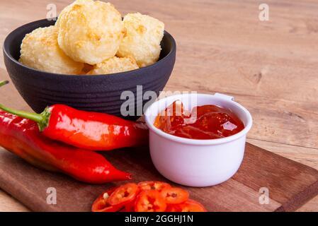 Tapiokawürfel mit Pfeffergelee serviert. Holztisch. Stockfoto