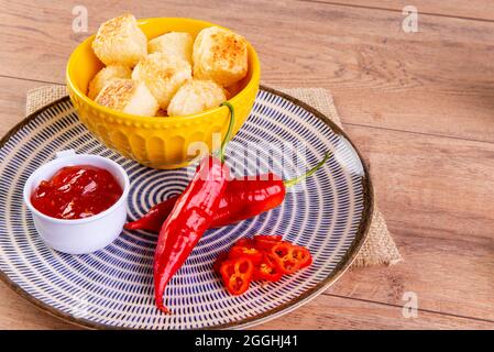 Tapiokawürfel mit Pfeffergelee serviert. Holztisch. Stockfoto