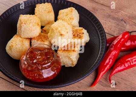 Tapiokawürfel mit Pfeffergelee serviert. Holztisch. Stockfoto