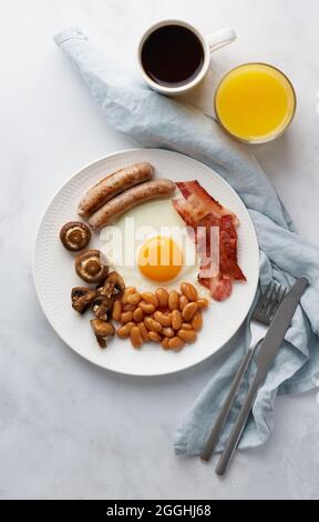 Vertikal von köstlichen irischen Frühstück. Klassische irische Küche auf weißem Teller. Stockfoto