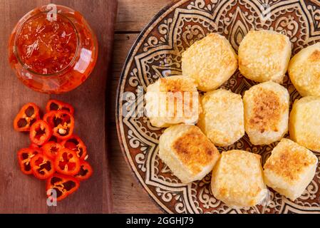 Tapiokawürfel mit Pfeffergelee serviert. Holztisch. Stockfoto