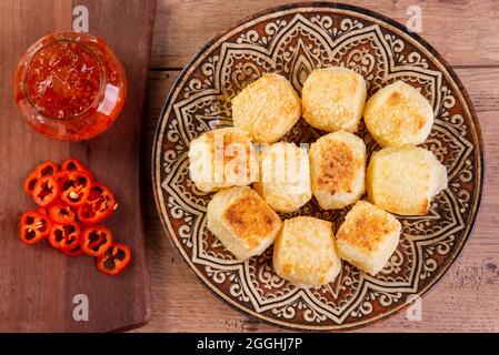 Tapiokawürfel mit Pfeffergelee serviert. Holztisch. Stockfoto