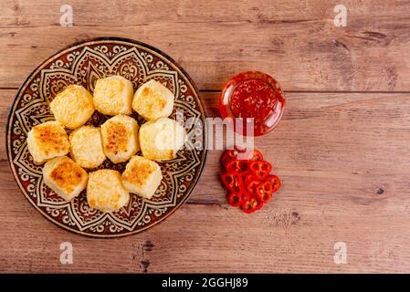 Tapiokawürfel mit Pfeffergelee serviert. Holztisch. Stockfoto