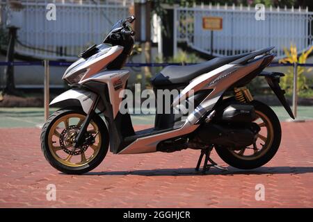 Surabaya, Indonesien - 29. Juli 2021 : Honda Vario Motorrad im Hof geparkt Stockfoto