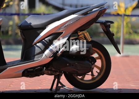 Surabaya, Indonesien - 29. Juli 2021 : Honda Vario Motorrad im Hof geparkt Stockfoto