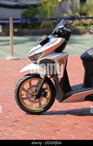 Surabaya, Indonesien - 29. Juli 2021 : Honda Vario Motorrad im Hof geparkt Stockfoto