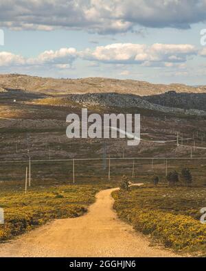 Landstraße in den Bergen namens Serra da Freita Stockfoto