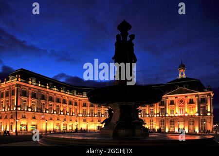 FRANKREICH, GIRONDE (33), BORDEAUX, DER BOURSE-PLATZ UND DER TROIS-GRACES-BRUNNEN Stockfoto