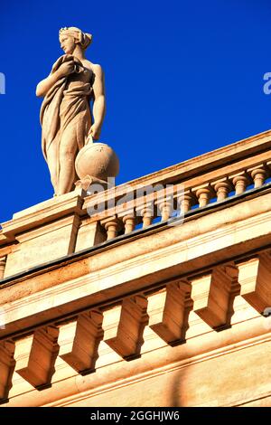 FRANKREICH, GIRONDE (33) BORDEAUX, STATUE AUF DER GRAND OPERA Stockfoto