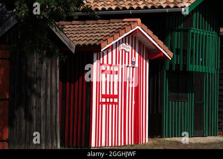 FRANKREICH. GIRONDE (33) LES CABANES DU PORT OSTREICOLE DE BIGANOS SUR LE BASSIN D'ARCACHON Stockfoto