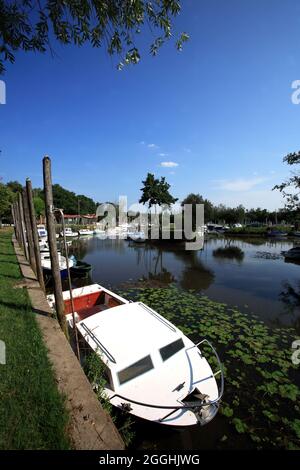 FRANKREICH. GIRONDE (33) LES CABANES DU PORT OSTREICOLE DE BIGANOS SUR LE BASSIN D'ARCACHON Stockfoto