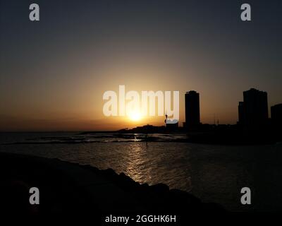 Wunderschöne Aussicht auf den Sonnenaufgang. Kuwait Tower und Skylines. Stockfoto