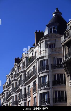 FRANKREICH. PARIS (75) 11 BEZIRK EME. GEBÄUDE AUF VOLTAIRE BOULVARD Stockfoto