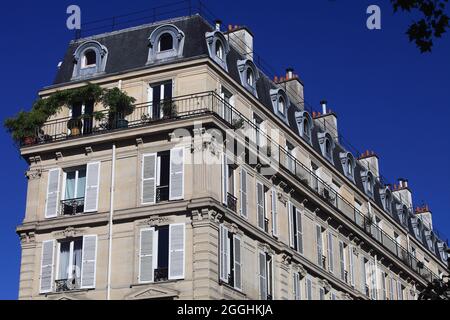 FRANKREICH. PARIS (75) 11 BEZIRK EME. GEBÄUDE AUF VOLTAIRE BOULVARD Stockfoto