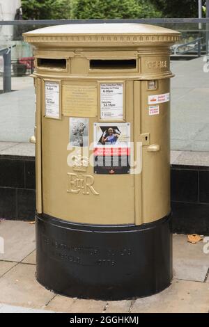 Royal Mail Briefkasten in Gold zu Ehren der britischen Olympiasiegerin Nicola Adams The Headrow Leeds West Yorkshire England Großbritannien gemalt Stockfoto