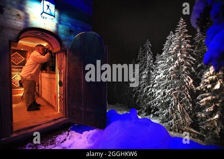 FRANKREICH. HAUTE-SAVOIE (74) MONDSCHEIN IN DER SUITE BAROCK DER CHALETS DE PHILIPPE. LUXUS-CHALETS IM DORF LAVANCHER IN DER NÄHE DES SKIGEBIETS CHAMONIX Stockfoto