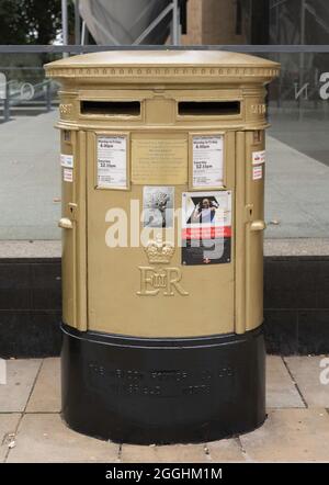 Royal Mail Briefkasten in Gold zu Ehren der britischen Olympiasiegerin Nicola Adams The Headrow Leeds West Yorkshire England Großbritannien gemalt Stockfoto