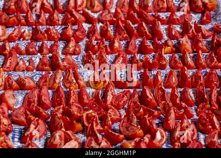 Getrocknete Tomatenhälften, Draufsicht, verschiedene Formen und Größen Stockfoto
