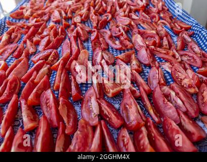 Getrocknete Tomatenhälften, Draufsicht, verschiedene Formen und Größen Stockfoto