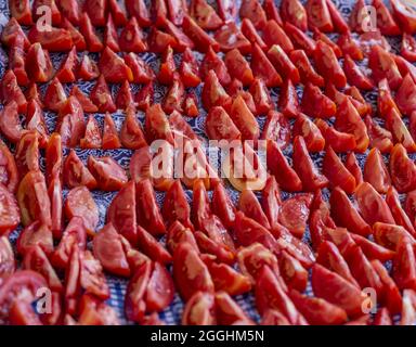 Getrocknete Tomatenhälften, Draufsicht, verschiedene Formen und Größen Stockfoto