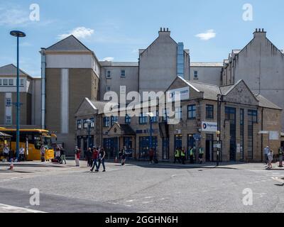 Menschen vor dem Busbahnhof an einem sonnigen Tag. Inverness, Schottland Stockfoto