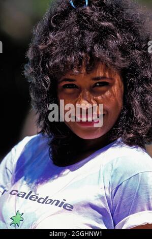 NEUKALEDONIEN. GROSSE INSEL. NOUMEA DORF. JUNGE MELANESISCHE FRAU Stockfoto