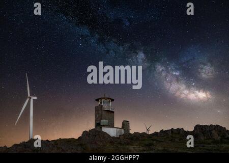 Astronomie-Foto von der Milchstraße und der Via Láctea aufgenommen in den Bergen der Serra da Freita Stockfoto