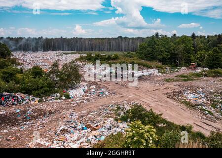 Zerstörung von Wäldern und ökologischem System durch Müllbeseitigung in Wäldern, Draufsicht, zerstörerische Zerstörung der Natur, Deponie in der Ukraine. Stockfoto