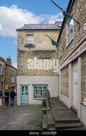 Mittelalterliche Backsteinmauer mit gemauertem Fenster und Mary Kilvert-Schaufenster, am 1. September 2021 auf Catherine Hill, Frome, Somerset, Großbritannien Stockfoto