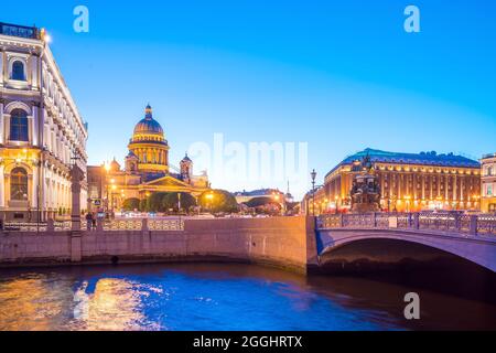 Sankt Isaak Kathedrale über Moyka Fluss in St. Petersburg, Russland Stockfoto