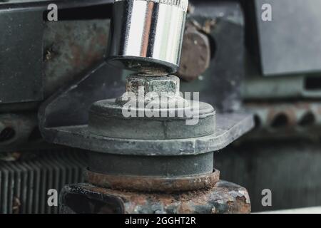Werkstatt, Schlosserarbeiten. Master entschrauben die Mutter mit dem Kopf . Ausbau oder Einbau eines Autokühlers. Makro. Nahaufnahme. Autoservice. Nahaufnahme der Hand. Stockfoto