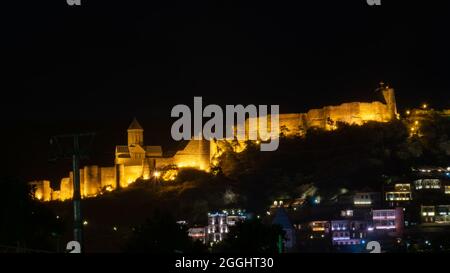 Blick auf die schöne Festung Narikala bei Nacht in der Hauptstadt Tiflis in Georgien. Stockfoto