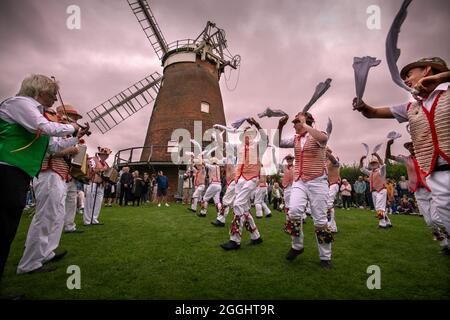 Thaxted Essex Morris Dancing August Feiertag Montag photo Brian Harris 30 Aug 2021 Tanzen auf dem Gelände der Windmühle von John Webb aus dem Stockfoto