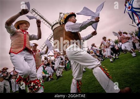 Thaxted Essex Morris Dancing August Feiertag Montag photo Brian Harris 30 Aug 2021 Tanzen auf dem Gelände der Windmühle von John Webb aus dem Stockfoto