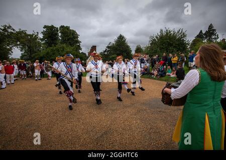 Thaxted Essex Morris Dancing August Feiertag Montag Photo Brian Harris 30 Aug 2021 Tanzen im Stierring und im Thaxted Kirchhof Blackmore Morr Stockfoto