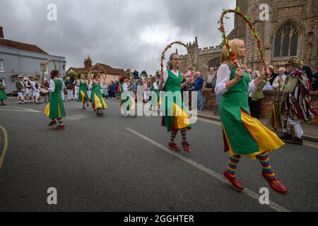 Thaxted Essex Morris Dancing August Feiertag Montag Photo Brian Harris 30 Aug 2021 Tanzen im Stierkampfarena und im Thaxted Kirchhof. Hier gesehen: CH Stockfoto