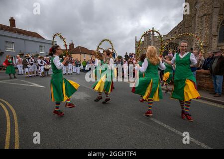 Thaxted Essex Morris Dancing August Feiertag Montag Photo Brian Harris 30 Aug 2021 Tanzen im Stierkampfarena und im Thaxted Kirchhof. Hier gesehen: CH Stockfoto