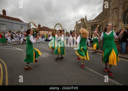 Thaxted Essex Morris Dancing August Feiertag Montag Photo Brian Harris 30 Aug 2021 Tanzen im Stierkampfarena und im Thaxted Kirchhof. Hier gesehen: CH Stockfoto