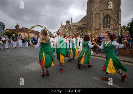 Thaxted Essex Morris Dancing August Feiertag Montag Photo Brian Harris 30 Aug 2021 Tanzen im Stierkampfarena und im Thaxted Kirchhof. Hier gesehen: CH Stockfoto