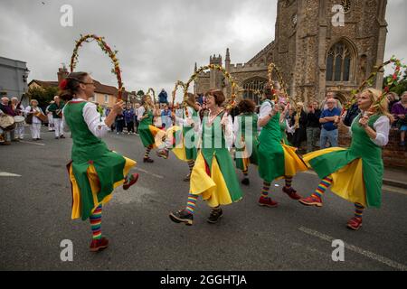 Thaxted Essex Morris Dancing August Feiertag Montag Photo Brian Harris 30 Aug 2021 Tanzen im Stierkampfarena und im Thaxted Kirchhof. Hier gesehen: CH Stockfoto