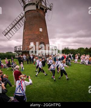 Thaxted Essex Morris Dancing August Feiertag Montag photo Brian Harris 30 Aug 2021 Tanzen auf dem Gelände der Windmühle von John Webb aus dem Stockfoto