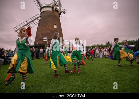 Thaxted Essex Morris Dancing August Feiertag Montag photo Brian Harris 30 Aug 2021 Tanzen auf dem Gelände der Windmühle von John Webb aus dem Stockfoto