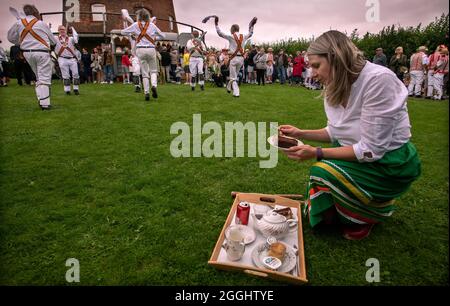 Thaxted Essex Morris Dancing August Feiertag Montag photo Brian Harris 30 Aug 2021 Tanzen auf dem Gelände der Windmühle von John Webb aus dem Stockfoto