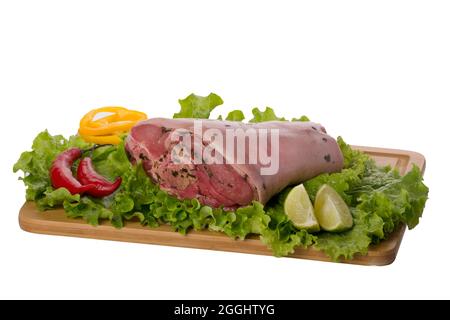 Rohes Schweinefleisch Schaft auf Schneidebrett auf weißem Hintergrund. Stockfoto
