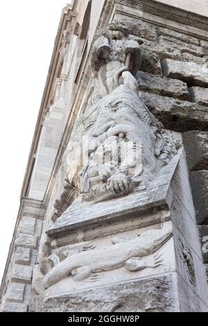 Die Erleichterung auf dem Neuen Rathaus der "Bürgers durch ihre Steuerlast verbraucht. (Relief der 'den Bürger verschlingenden Steuerlast'). Stockfoto