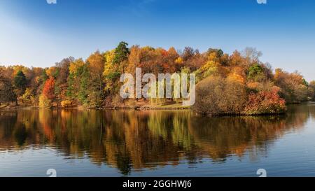 Wunderschöne Herbstlandschaft mit Spiegelung im See. Wunderschöne Herbstlandschaft. Stockfoto