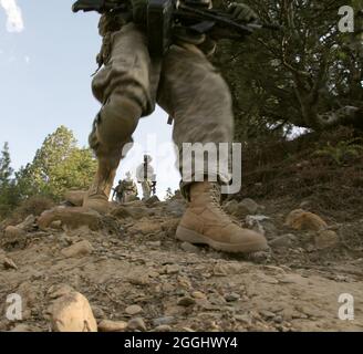 Soldaten der US-Armee aus Apache Truppe, 1. Staffel, 40. Kavallerie-Regiment, führen eine demontierte Patrouille in der Nähe von Kampfposten Herrera, Provinz Paktiya, Afghanistan, 11. Oktober. Die Soldaten suchten nach Orten, von denen aus die Taliban Raketen auf den Außenposten abfeuerten. Stockfoto