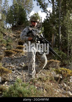 US Army Sgt. Zachary Adkins aus Sweetland, W.VA., führt mit seinem Zug eine demontierte Patrouille in der Nähe des Kampfpostens Vorposten Herrera, Provinz Paktiya, Afghanistan, 11. Oktober. Die Soldaten suchten nach Orten, von denen aus die Taliban Raketen auf den Außenposten abfeuerten. Adkins wird mit Apache Truppe, 1. Staffel, 40. Kavallerie-Regiment eingesetzt. Stockfoto