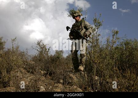 US Army Sgt. Zachary Adkins aus Sweetland, W.VA., führt mit seinem Zug eine demontierte Patrouille in der Nähe des Kampfpostens Vorposten Herrera, Provinz Paktiya, Afghanistan, 11. Oktober. Die Soldaten suchten nach Orten, von denen aus die Taliban Raketen auf den Außenposten abfeuerten. Adkins wird mit Apache Truppe, 1. Staffel, 40. Kavallerie-Regiment eingesetzt. Stockfoto