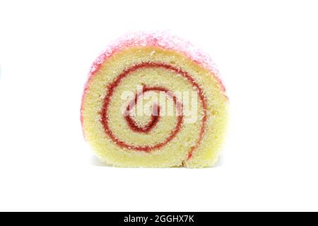 Frischer süßer Rollkuchen mit Himbeermarmelade und Kokosflocken, isoliert auf weißem Hintergrund. Stockfoto